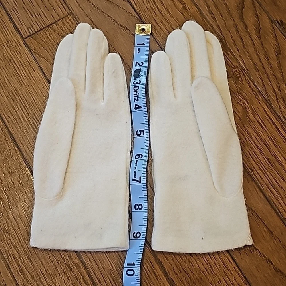 Paul Harris Acrylic Cream Vintage Party Gloves Small/Medium